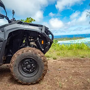 Participant en quad au mont Popoti pendant une excursion à Bora Bora
