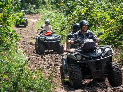 Excursion guidée en quad dans les paysages de montagne de Bora Bora pendant le combo quad et jet ski