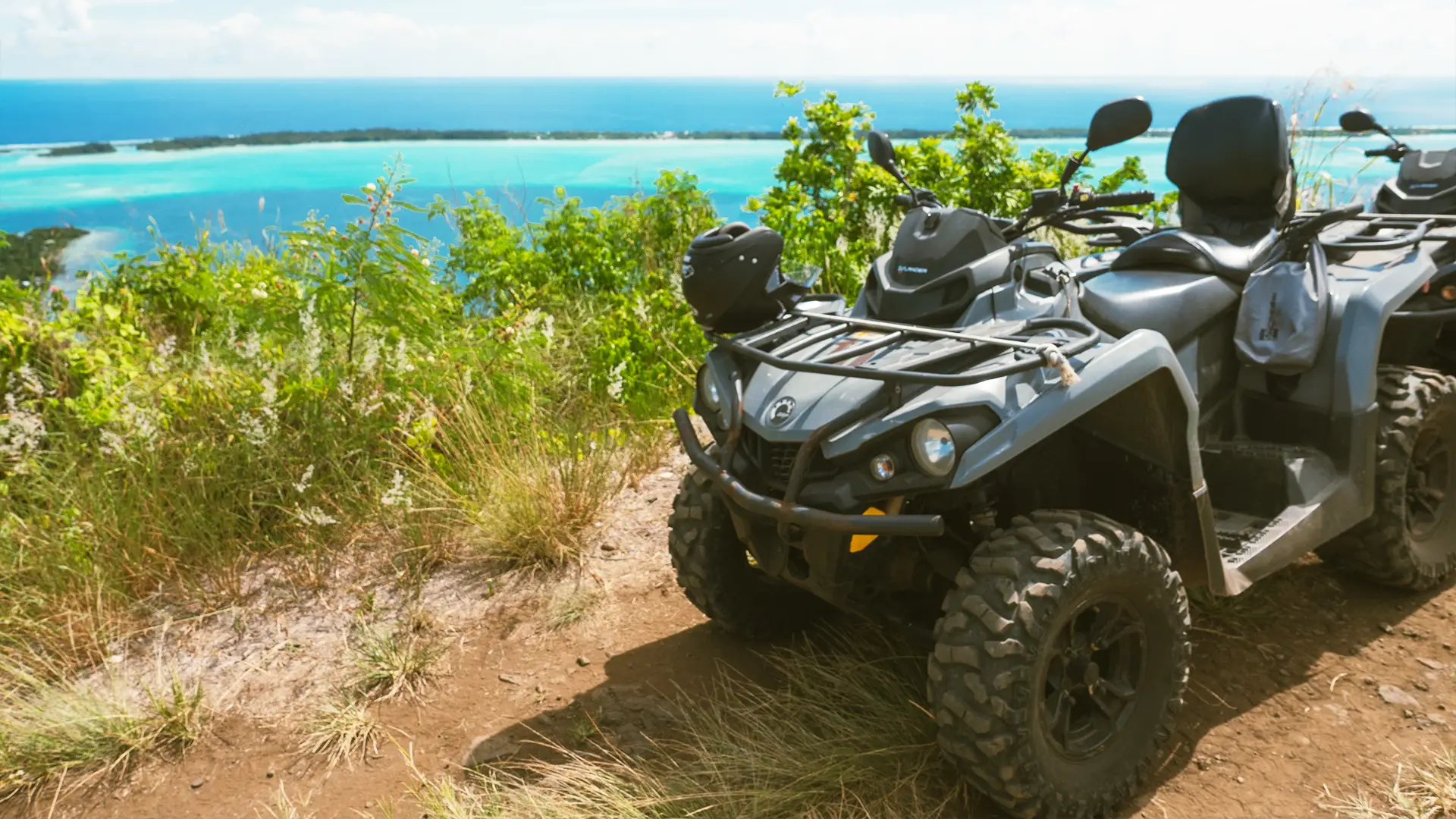 Randonneurs en quad au mont Popoti avec vue sur Bora Bora